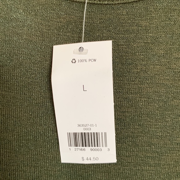 Banana Republic - soft green long sleeve t shirt. - Picture 2 of 3